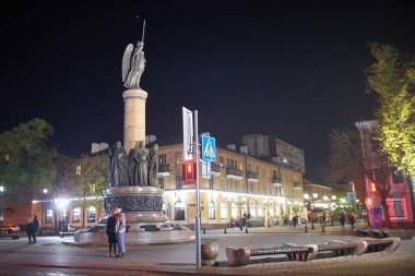 Brest, Belarus - 22 Ekim 2020 Brest 'te insanlar geceleri sokakta dikiliyor. Milenyum Brest Anıtı