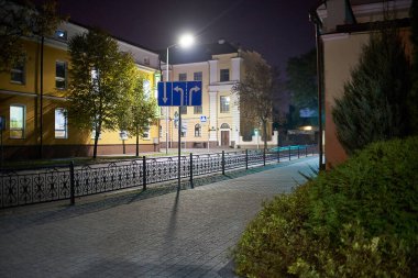 Brest, Belarus - 22 Ekim 2020 - Geceleri boş bir şehirde trafik işareti. Issız bir sokak.