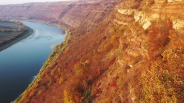 Derin bir kanyonda güzel bir nehir. Yukarıdan inanılmaz bir sonbahar manzarası. Kayaların manzarası
