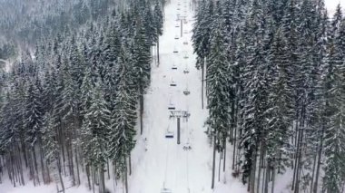 Avrupa kış tatili. Kayakçılar asansörde yokuş yukarı gider.