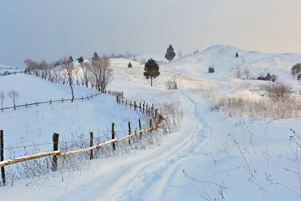 Zima Horách Horské Kopce Pokryté Sněhem Zasněžená Cesta Vede Dálky — Stock fotografie