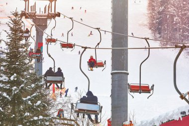 Bukovel, Ukrayna - 09 Ocak 2019 - insanlar teleferiğe biniyor. Kışın turistler için füniküler. İnsanlar kışın dağlarda dinleniyor.