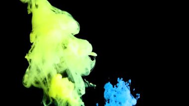 Sudaki boyaların güzel hareketleri. Sarı ve mavi yukarı