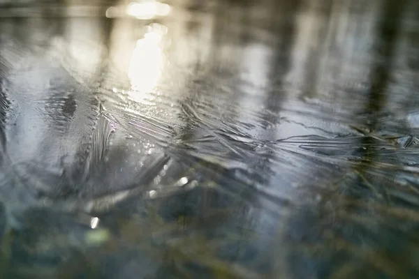 Ein Schöner Lichtstrahl Gleitet Über Das Frische Eis Das Wasser — Stockfoto