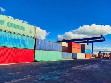 Nakliye için renkli konteynırları olan port