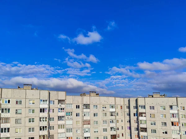 Yazın bir Avrupa kentindeki panellerin konut manzarası