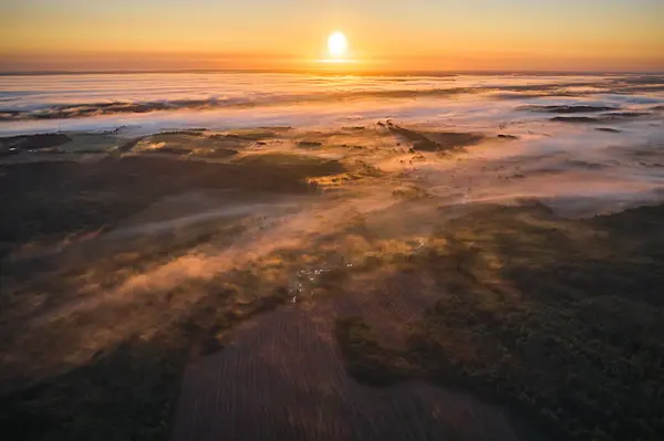 Niesamowity Krajobraz Szkarłatną Mgłą Świcie Poza Miastem — Zdjęcie stockowe