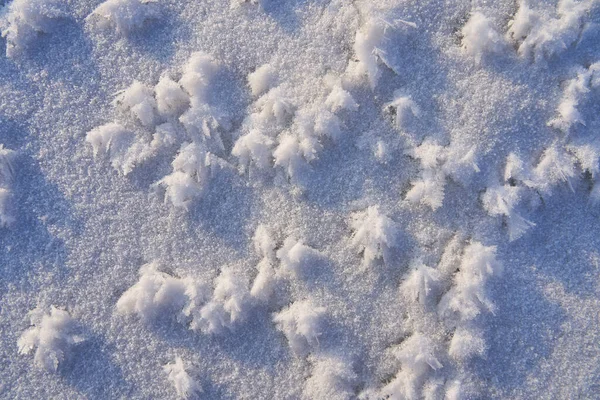 Schöne Muster Von Schneeflocken Auf Blauem Schnee — Stockfoto