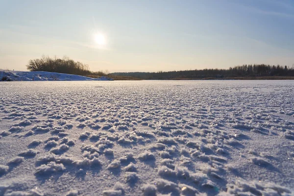 Schöne Schneemuster Auf Dem Zugefrorenen Fluss Winterlandschaft Auf Einem Teich — Stockfoto