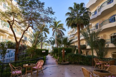 Ucuz bir otelin içinde güzel bir avlu. Deniz kenarında yaz tatili
