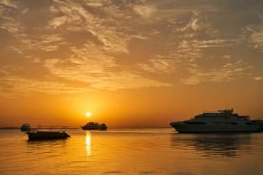 Sakin bir denizde güzel bir sabah. Sakin şafak