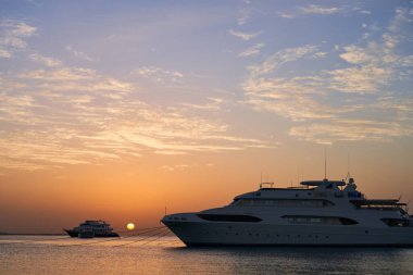 Gemili klasik deniz manzarası. Güneş denize doğar.