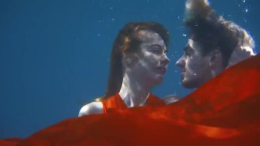 Avrupalı kız ve erkek su altında yakın çekim