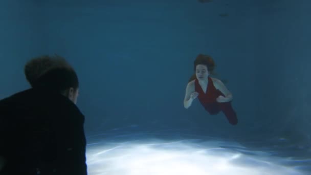 Bir Erkek Bir Kız Suyun Altında Birbirlerine Doğru Yüzüyorlar — Stok video