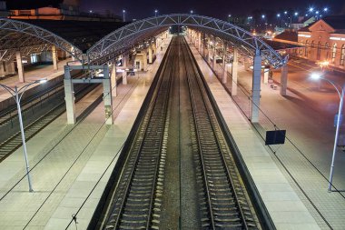 Brest, Belarus - 22 Ekim 2020 - Gece yarısı boş tren istasyonu. Seyahat kavramı