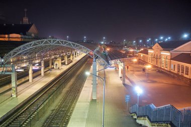 Brest, Belarus - 22 Ekim 2020 - Brest 'teki gece tren istasyonu manzarası