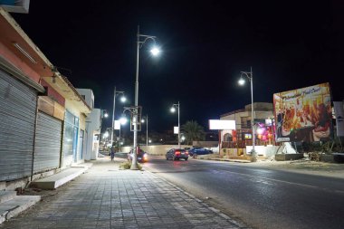 Hurghada, Mısır - 26 Ocak 2021 - Gece yarısından sonra boş şehir sokakları