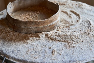 Un yapımının bir parçası. Unun dua edildiği değirmendeki masa.