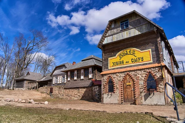 Sula Belarus April 2021 Ethnographic Village Museum Guided Tours 俄罗斯面包和奶酪博物馆的登记工作 免版税图库图片