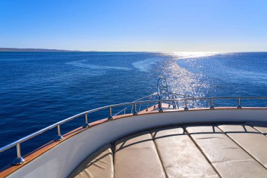 Geminin güvertesinden güzel okyanusa bak. Deniz yolculuğu ve deniz tatili
