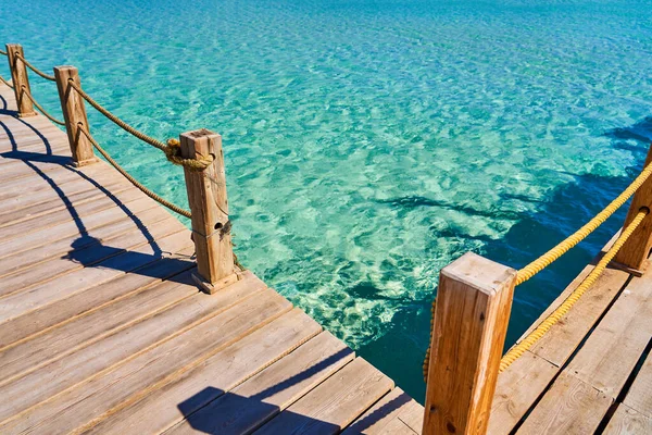 木制码头 清澈清澈的海水 — 图库照片