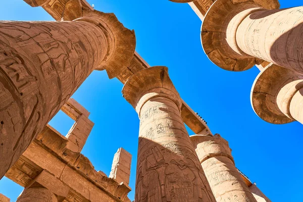 Luxor Egipt Stycznia 2021 Szczegóły Świątyni Karnak Masywne Kolumny Wewnątrz — Zdjęcie stockowe