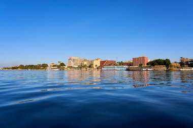 Luxor, Mısır - 30 Ocak 2021 - Akşamları mavi gökyüzüne karşı Nil Nehri manzarası