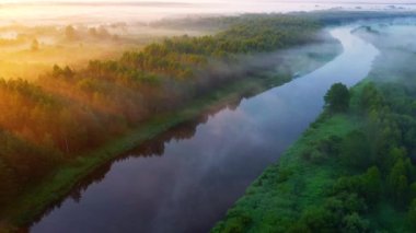 İnanılmaz güzel Avrupa manzarası. Yaz turizmi kavramı. Gün doğumu, şafak, sisli sabah. İnsansız hava aracıyla manzara