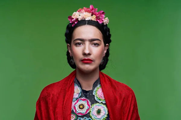 Mulher Bonita Com Maquiagem Vermelha Parecendo Frida Kahlo Sobre Fundo Imagens Royalty-Free