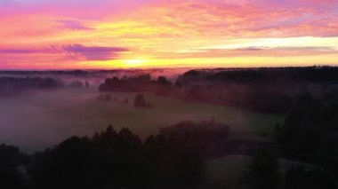 Nehirdeki siste gün batımı. Klasik Avrupa yaz manzarası. Fırtınadan önce doğa