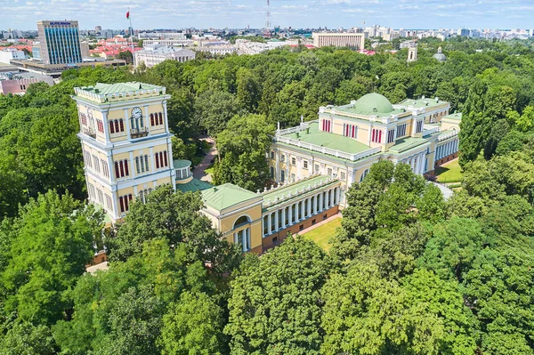 Gomel, Belarus - 22 Temmuz 2021 - Gomel 'deki Rumyantsevs ve Patskevich sarayının havadan görünüşü