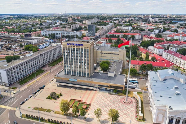 ベラルーシのゴメル 2021年7月22日 街の中央広場と新しい高価な高旗竿の眺め — ストック写真
