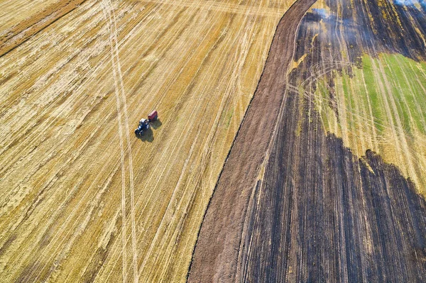 Petit Tracteur Traverse Champ Après Petit Incendie Feu Dans Écosystème — Photo