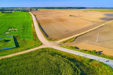 Büyük şehrin yakınındaki birkaç genç tarla. Banliyöde çiftçilik. Arazi ekimi mevsimi