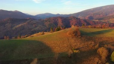 Dağlarda yavaş bir uçuş. Sonbaharda dağların güzelliği. Rahatlamak için bir yer