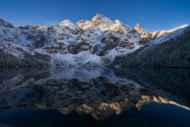 Morskie Oko Gölü Yansıması. Karlı Polonya Tatra Dağları 'nda gün doğumu. Kış Manzarası