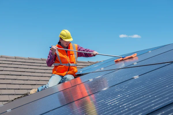 Werknemer en zonnepanelen Rechtenvrije Stockafbeeldingen