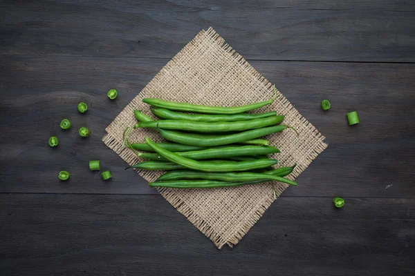 Zelené fazolky na dřevěných poza — Stock fotografie
