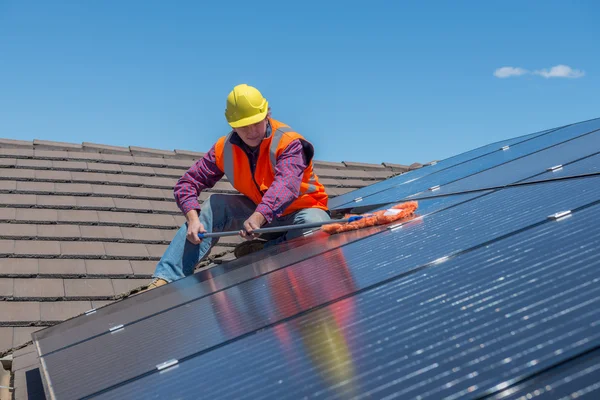 Trabajadores y paneles solares — Foto de Stock