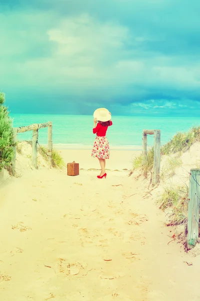 Beautiful lady in red traveler — Stock Photo, Image