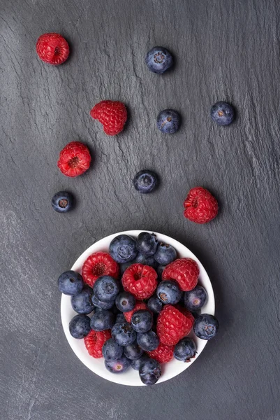 Fresh raspberries  and bilberry berries — Stock Photo, Image