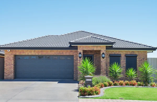 Modern Suburban House — Stock Photo, Image