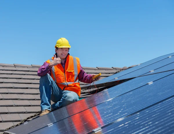 Trabajadores y paneles solares — Foto de Stock