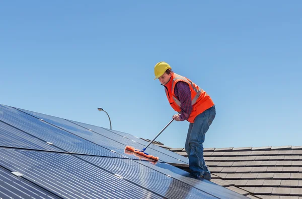 Trabajadores y paneles solares — Foto de Stock