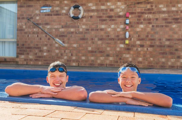 Two young swimmers — Stock Photo, Image