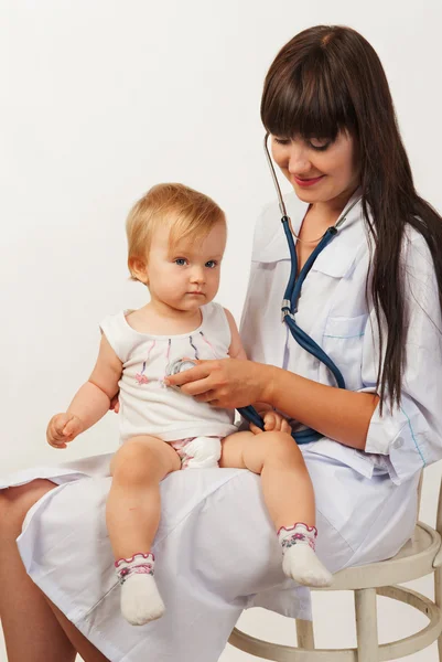 Médico con niña — Foto de Stock