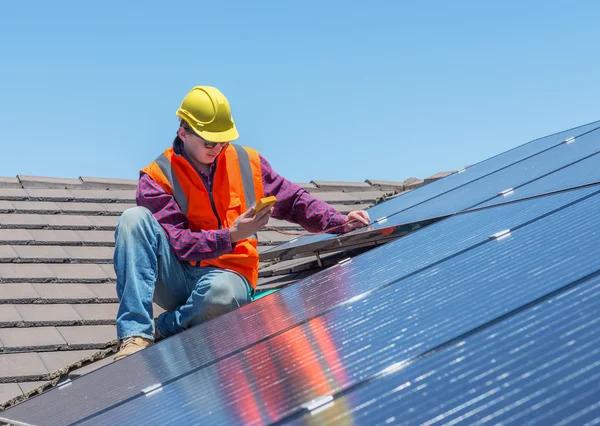 Trabajadores y paneles solares Fotos de stock libres de derechos