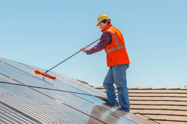 Werknemer en zonnepanelen — Stockfoto