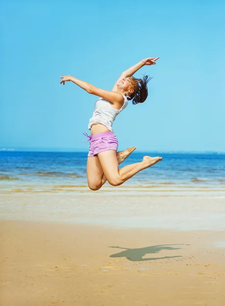 Donna che salta sulla spiaggia — Foto Stock