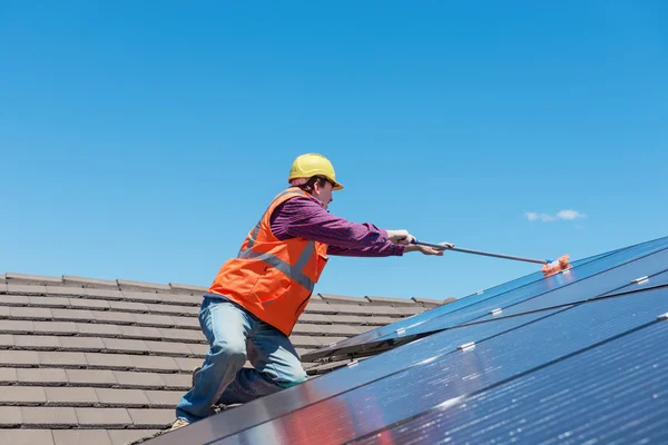Trabajadores y paneles solares — Foto de Stock
